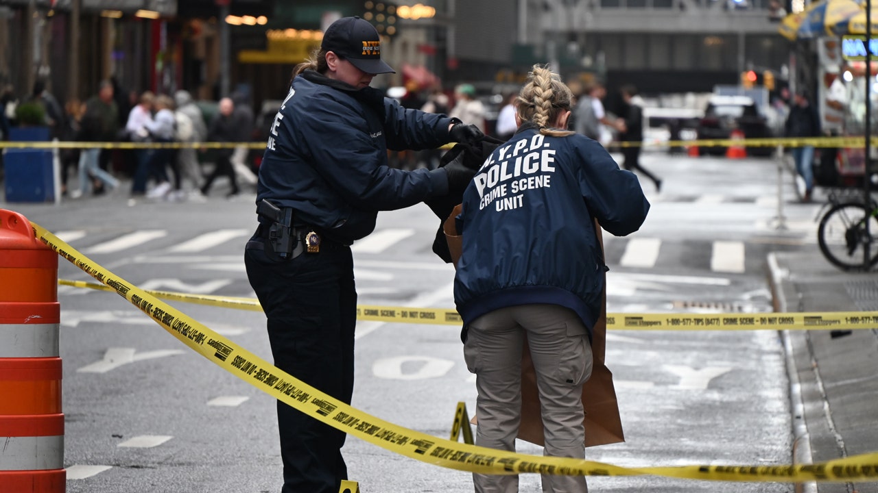 NYPD search for suspect who lit man on fire in Times Square