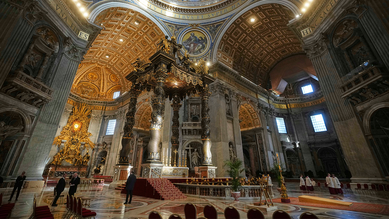 The man interrupts the St Peter basilica, increased an altar before the end of security