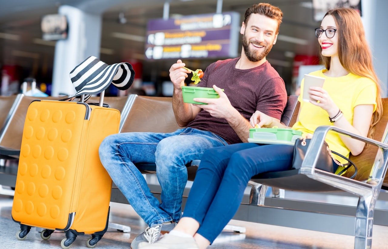 What foods does TSA allow travelers to bring in carry-on luggage for flights?