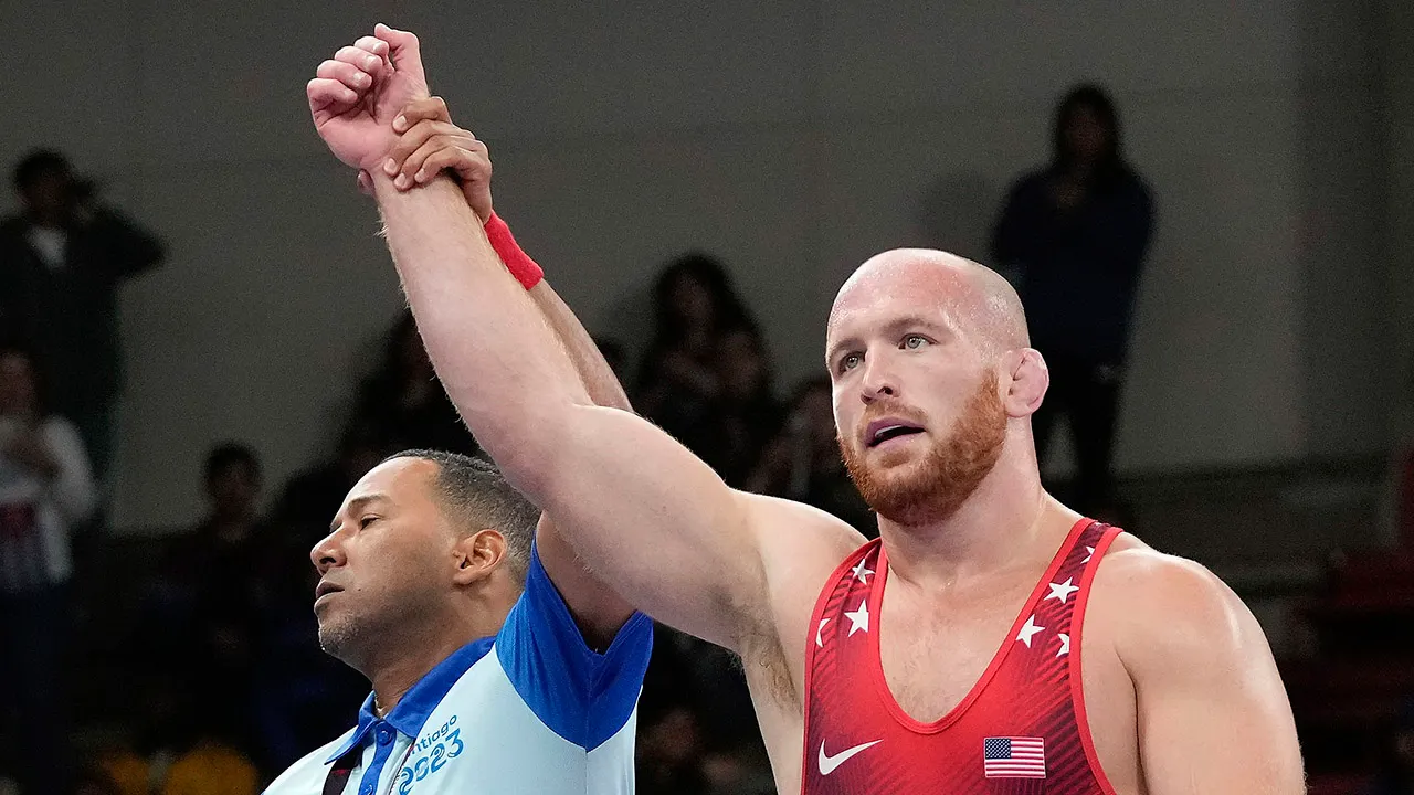 올림픽 금메달 전투기 인 카일 스나이더 (Kyle Snyder)는 매춘의 찌르기로 체포됐다고 경찰은 말했다.