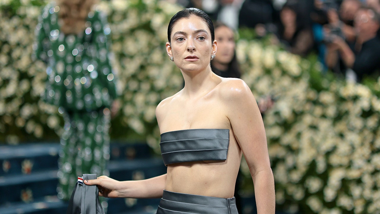 Singer Lorde discusses feeling 'in the middle gender-wise,' claims to be a woman except for 'when I'm a man'