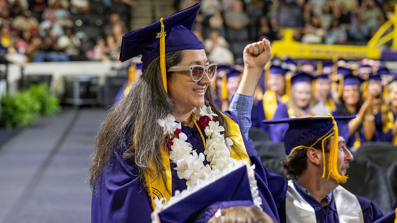 Blind mother of 5 graduates from college with honors alongside her guide dog
