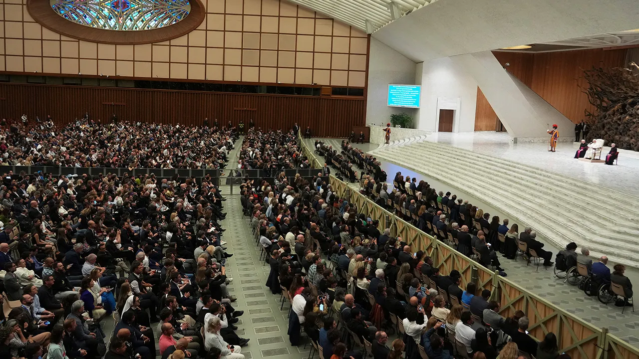 Pope Leo dishes advice to journalists, mentions AI challenge in first news conference