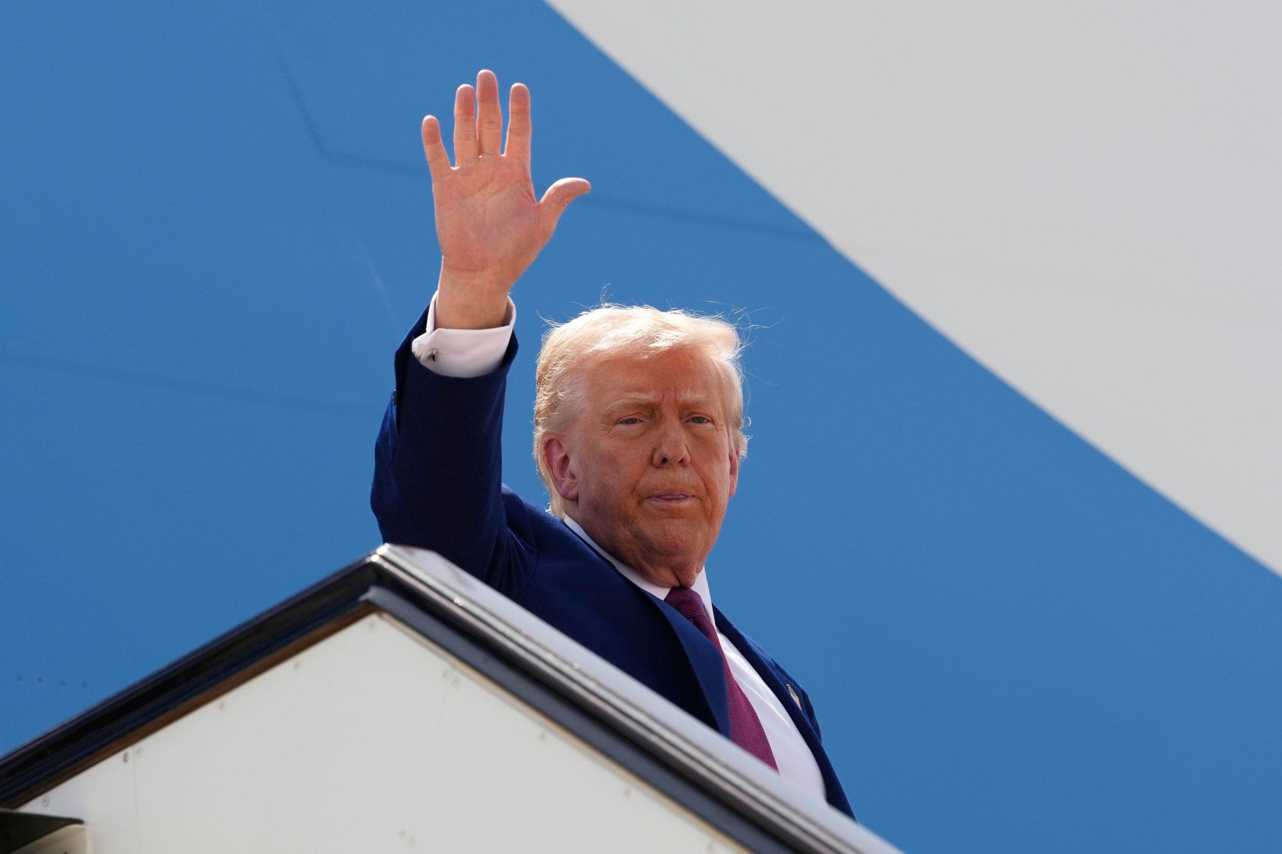 Trump makes historic UAE visit as first US president in nearly 30 years Trump makes historic UAE visit as first US president in nearly 30 years