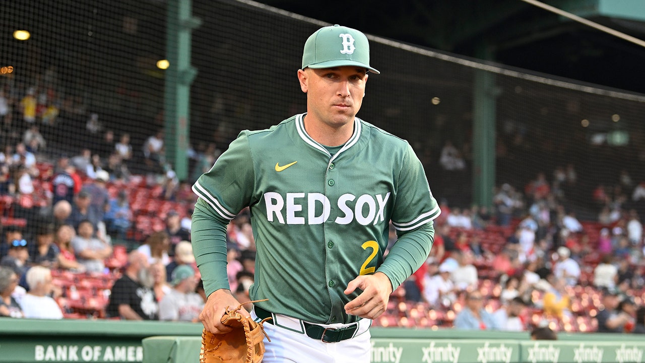 Injured Red Sox slugger tries to rally team with bizarre mustache sacrifice vs. Yankees