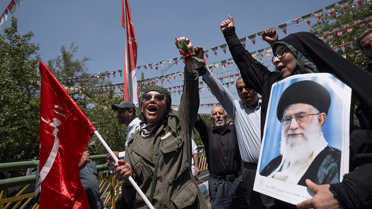 Irānas demonstranti ar augstākā līdera ajatolla Ali Khamenei plakātu