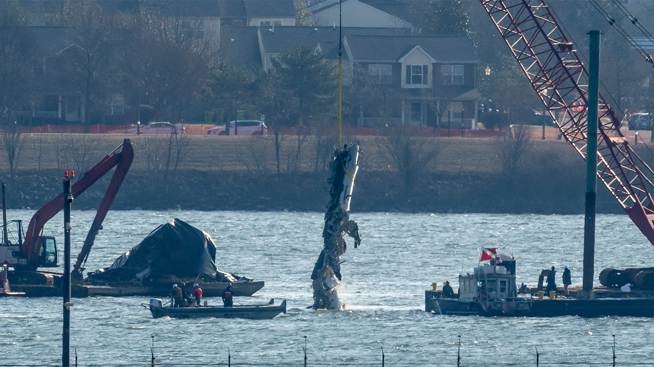Air traffic controller should have warned plane of Army helicopter’s path ahead of fatal DC crash: FAA