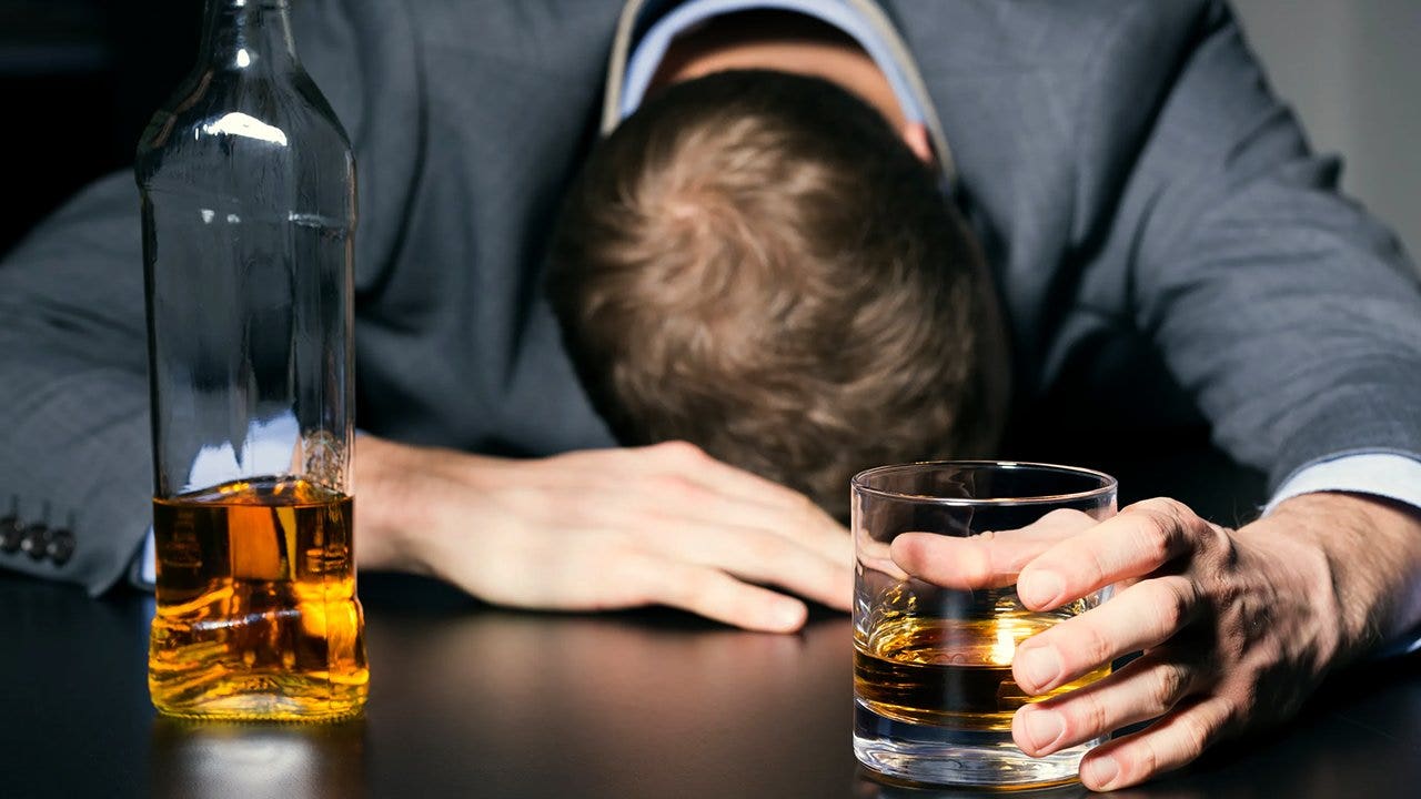 Some bartenders are turning to cards to inform drunk customers that they've been cut off. (iStock)