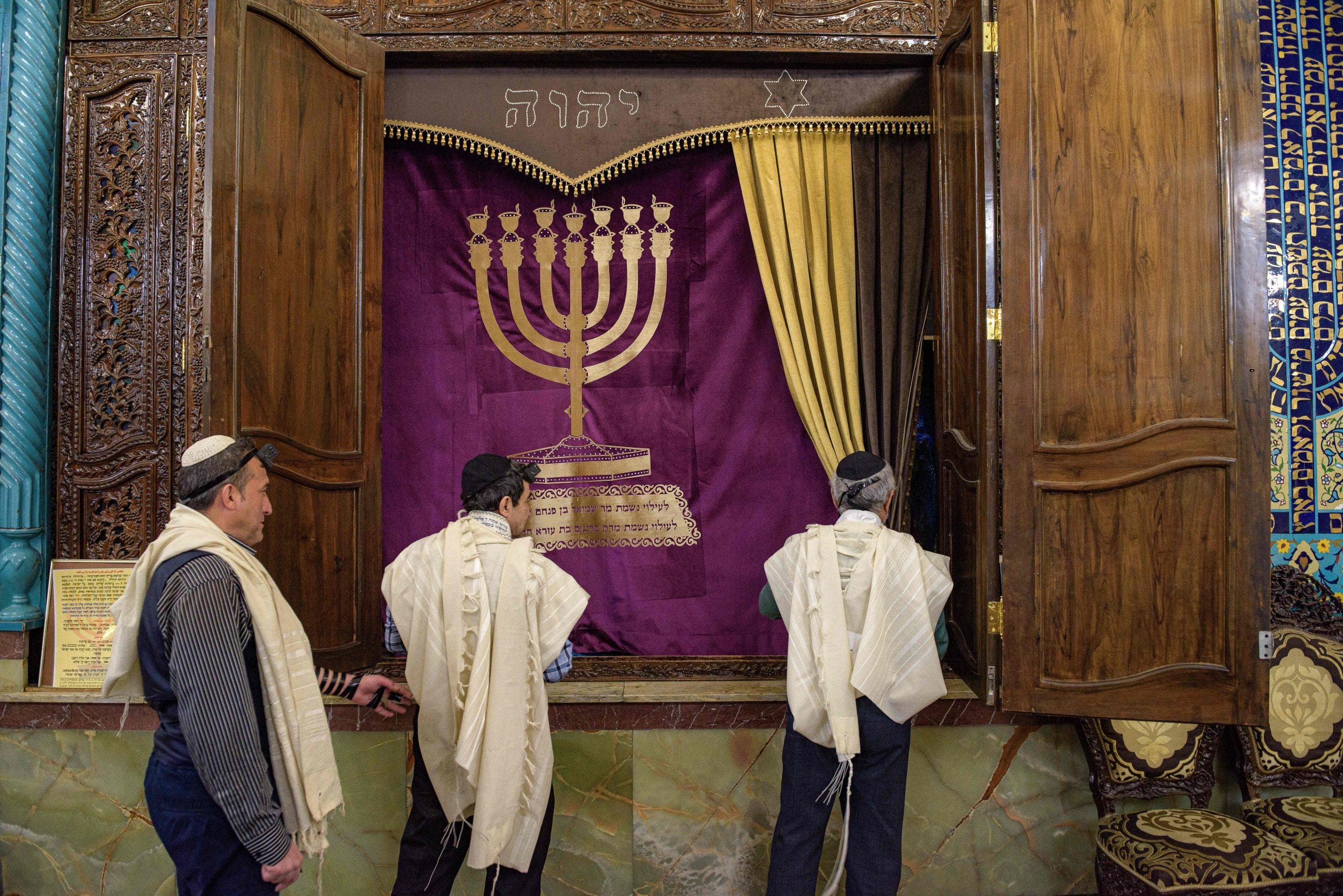 لقد قامت جمهورية إيران الإسلامية باضطهاد الطائفة اليهودية بشكل منهجي