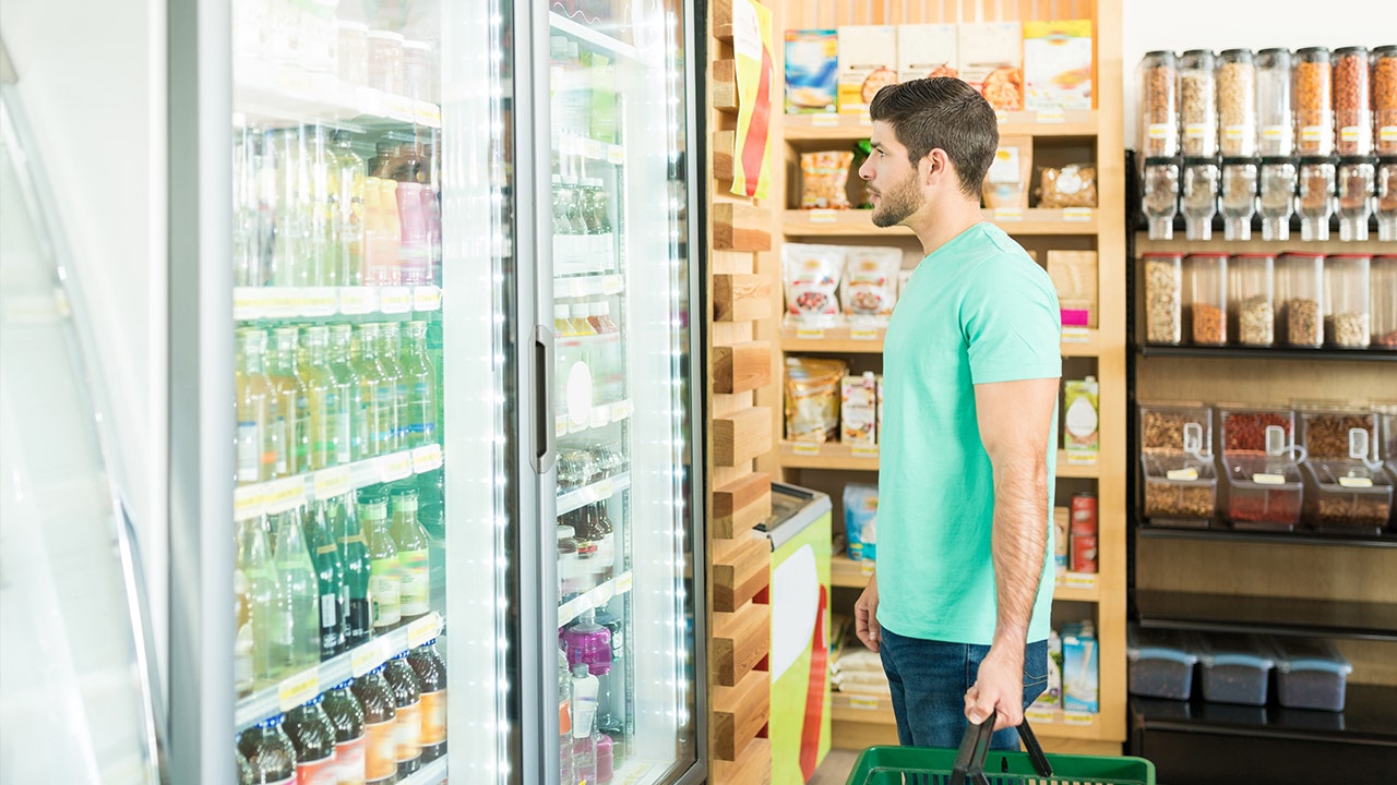 Relationship expert weighs in on viral grocery shopping dispute on Reddit