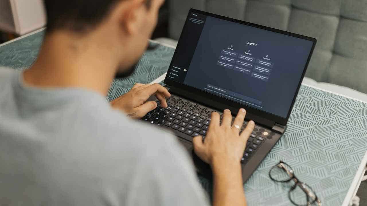 A man using ChatGPT on his laptop (Kurt 