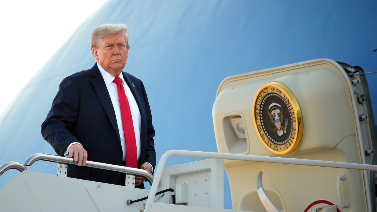 Image for article Back from Alaska, Trump starts week with crucial foreign policy talks over Ukraine war