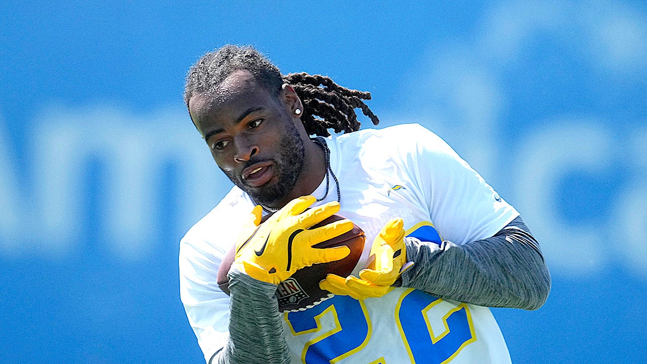 Chargers’ Najee Harris runs drills for first time since eye injury in Fourth of July mishap