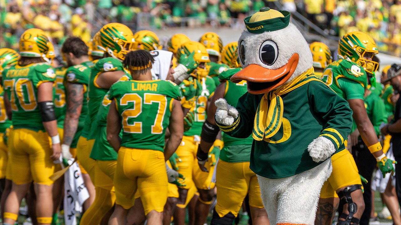 Oregon’s mascot takes tumble, head pops off