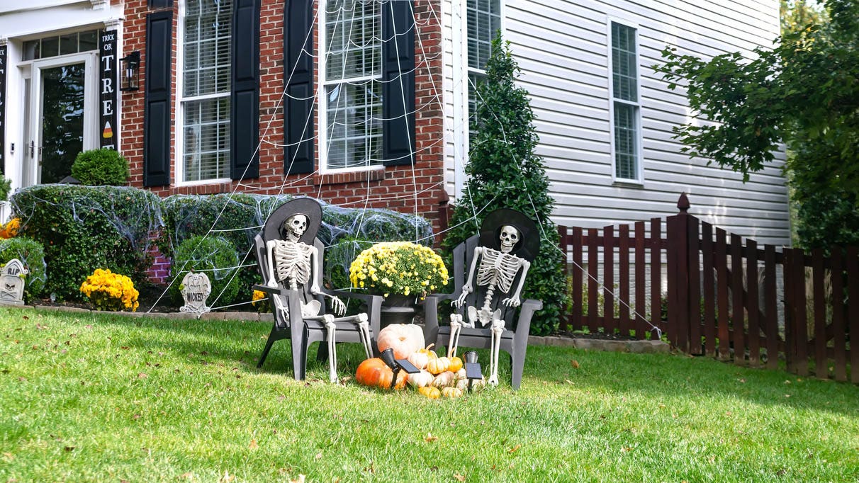 From spooky to silly, here's Halloween yard decor for every vibe