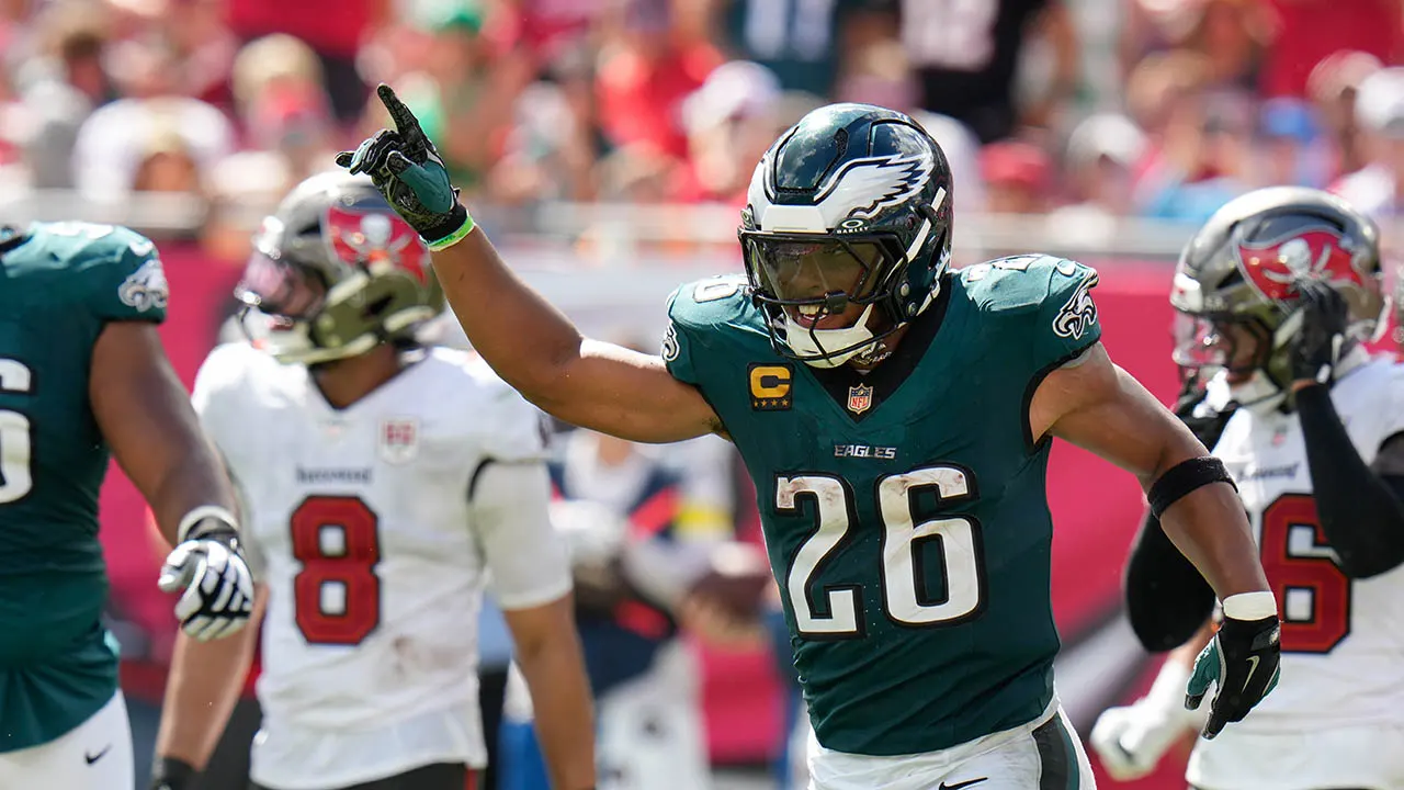 Eagles’ Saquon Barkley scores on fake tush push play as Philly wins on road