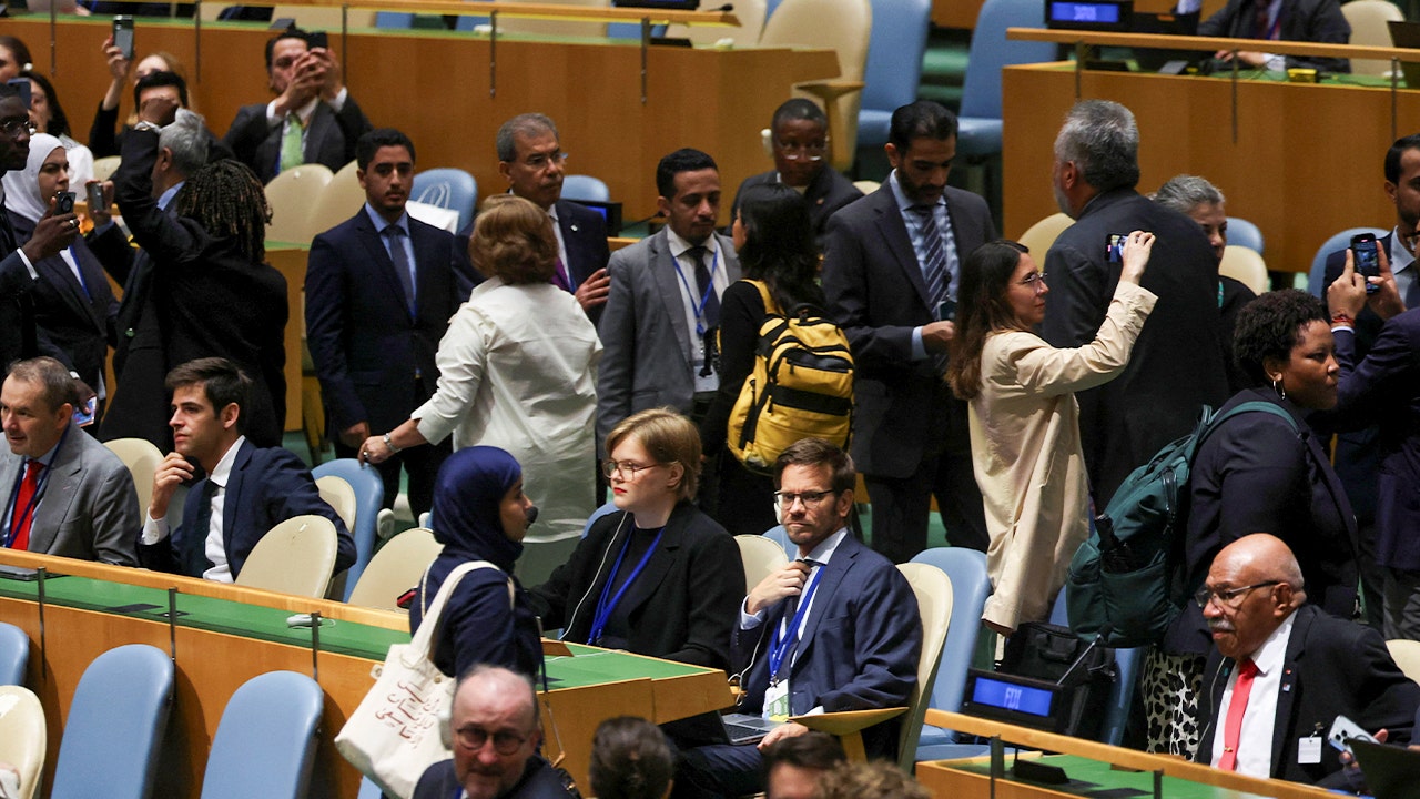 Netanyahu faces walkout at UN after Abbas receives applause
