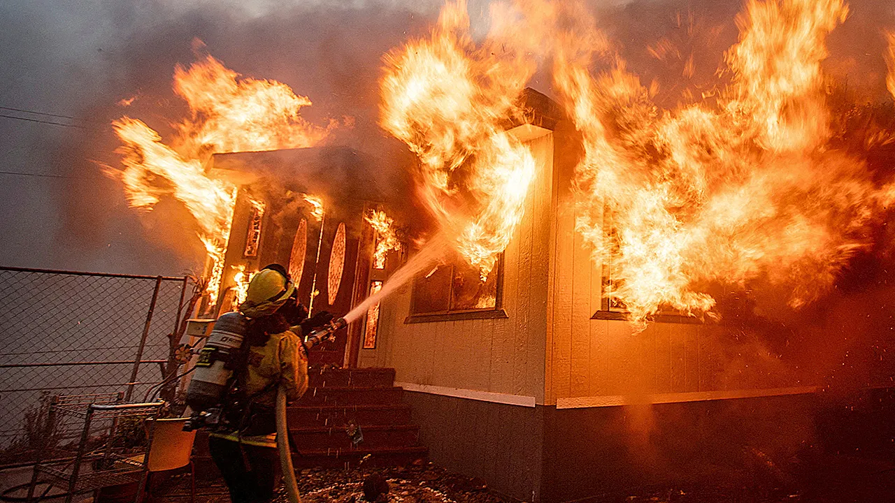 LA firefighters ordered to leave fire that exploded into Palisades Fire days later: report