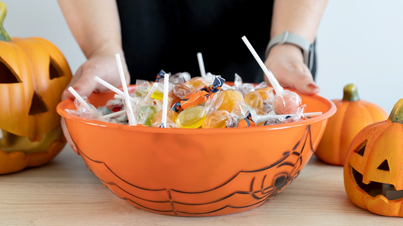 Health advocates warn of Halloween candy containing artificial dyes, corn syrup Health advocates warn of Halloween candy containing artificial dyes, corn syrup