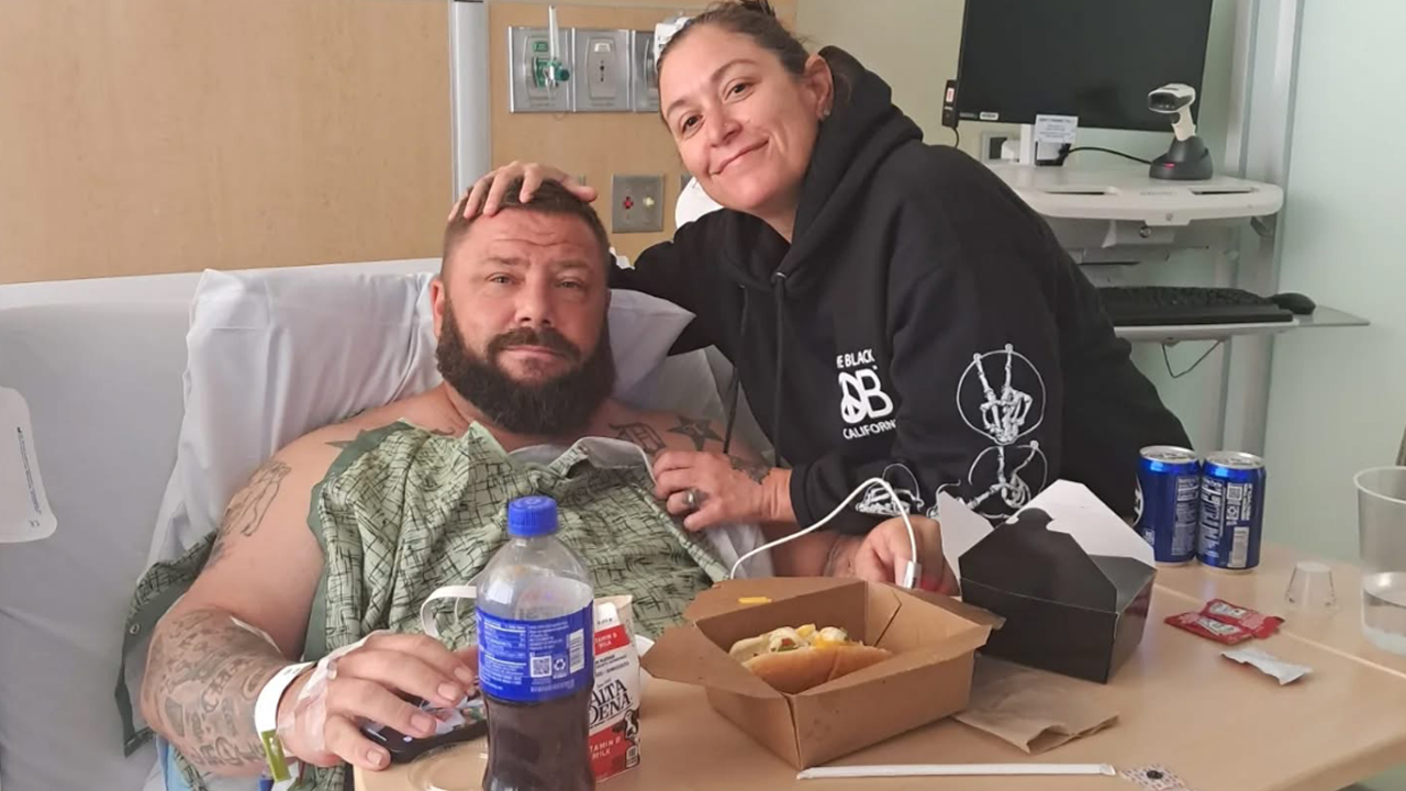 Dad knifed on way to Halloween fest, kids save him from ‘demonic stare’ maniac with dino sticker, charger cord Dad knifed on way to Halloween fest, kids save him from ‘demonic stare’ maniac with dino sticker, charger cord