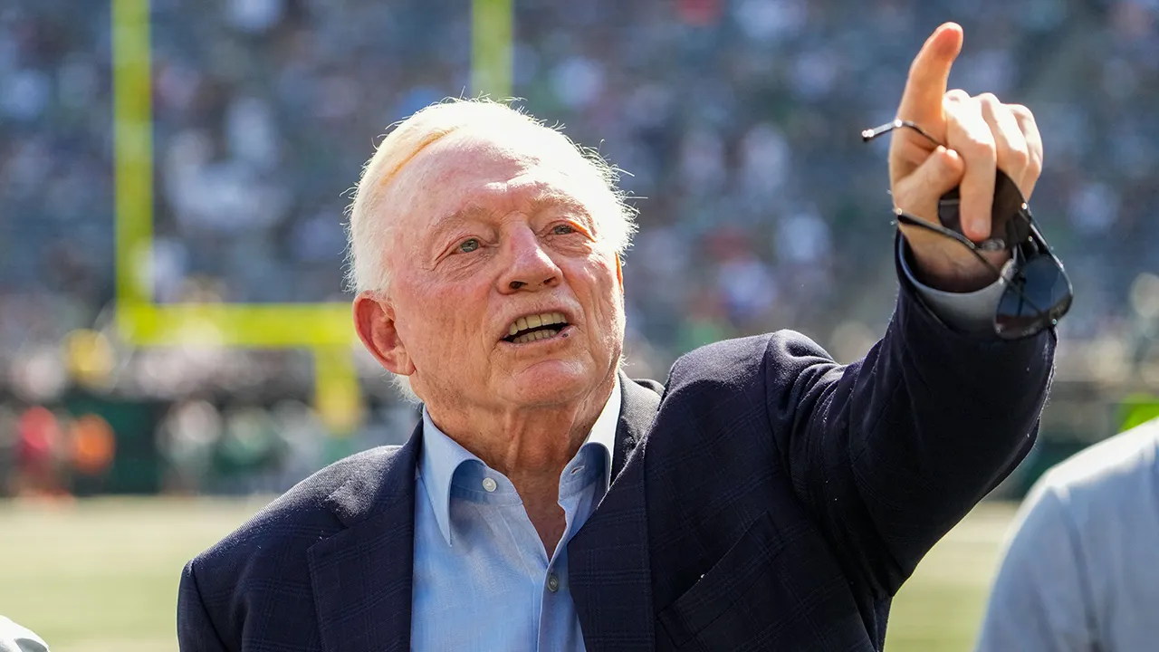 NFL fines Cowboys’ Jerry Jones for obscene gesture: report