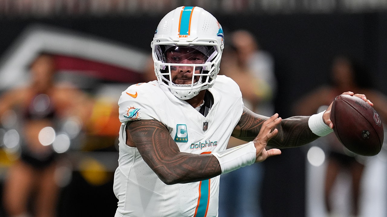 Dolphins’ Tua Tagovailoa throws 4 touchdown passes with swollen eye Dolphins’ Tua Tagovailoa throws 4 touchdown passes with swollen eye