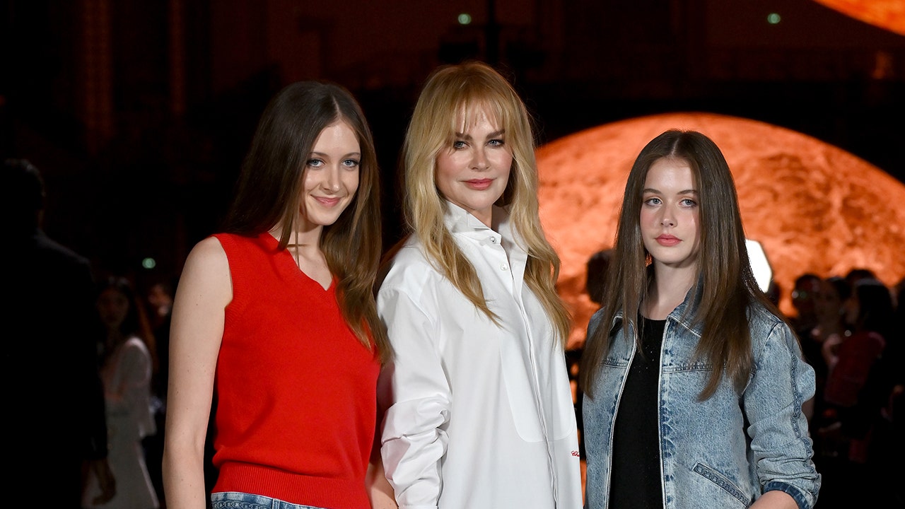 Nicole Kidman appears with daughters at Chanel show with new hairstyle
