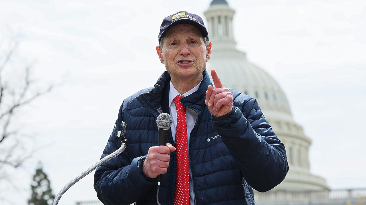 Ron Wyden speaks on FBI gambling probe involving Blazer coach Chauncey Billups
