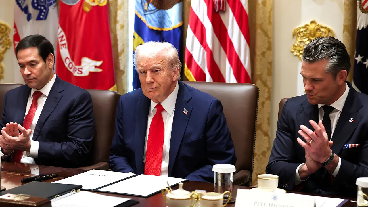 Cabinet spontaneously applauds as Trump signs Columbus Day proclamation: ‘We’re back, Italians’