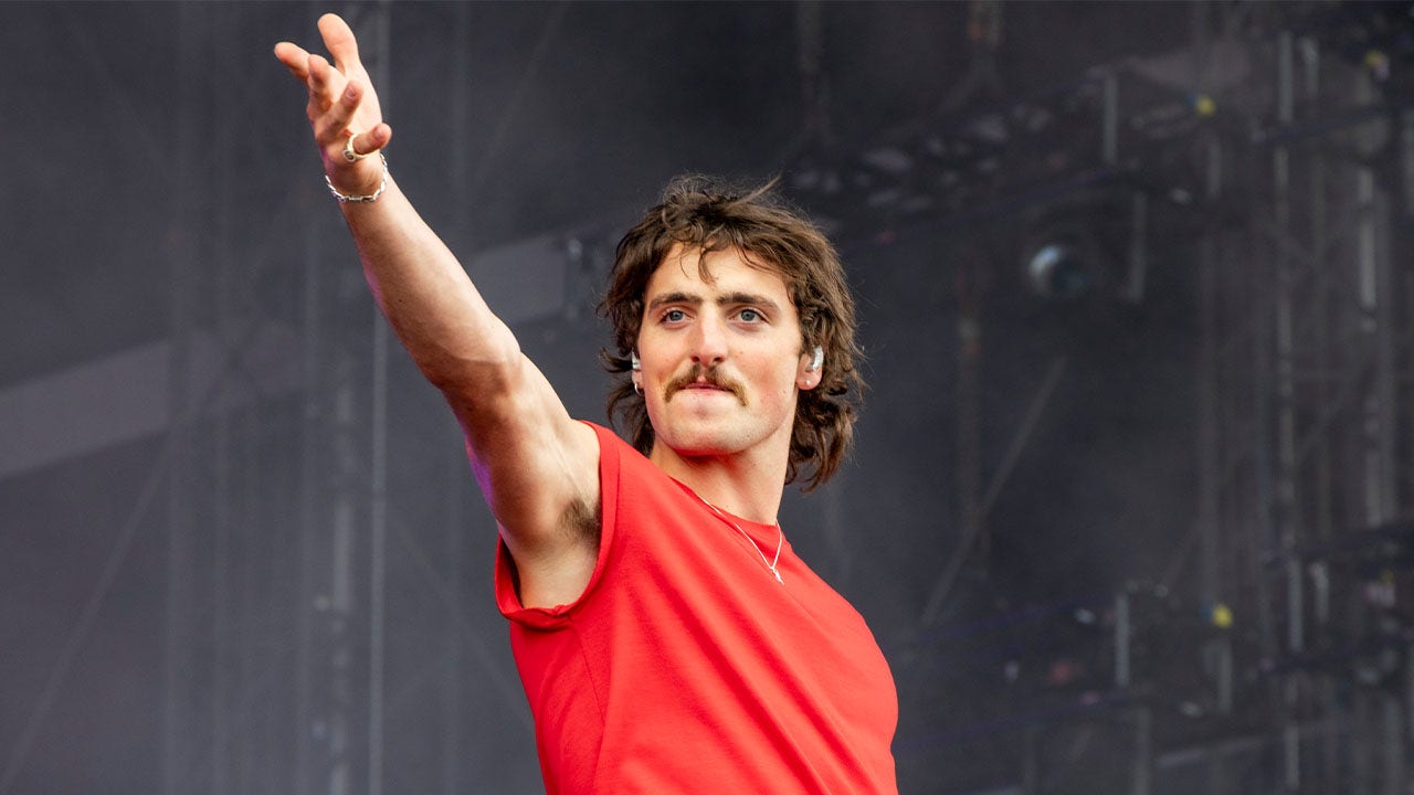 Benson Boone jokes his 'moonbeam ice cream' lyrics deserved Grammy nomination after snub