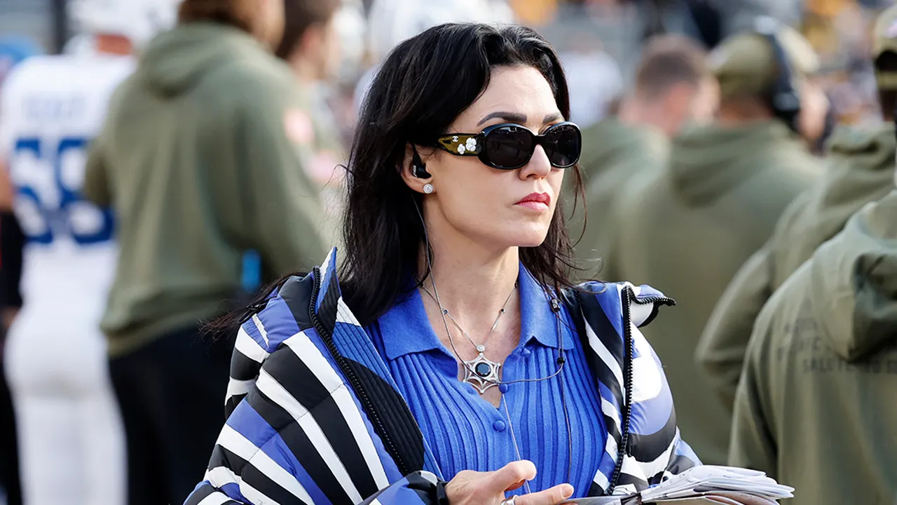 Colts’ Daniel Jones impressed by owner Carlie Irsay-Gordon’s gameday headset routine, hands-on approach Colts’ Daniel Jones impressed by owner Carlie Irsay-Gordon’s gameday headset routine, hands-on approach