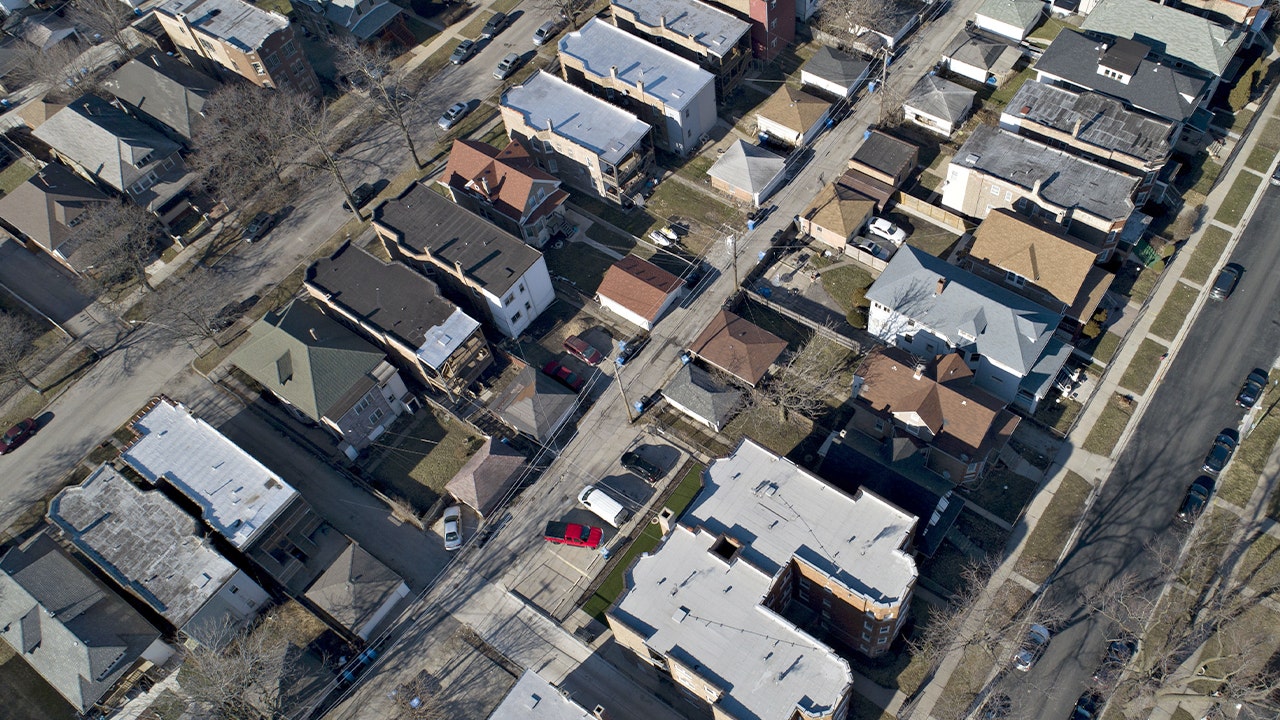 يشعر أصحاب المنازل في شيكاغو بالإحباط مع استمرار ارتفاع فواتير الضرائب العقارية