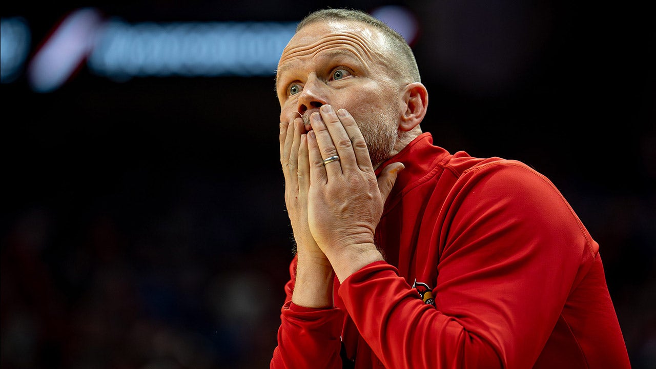 Bola basket NCAA: Pelatih kepala Louisville mengalami cedera jari yang aneh