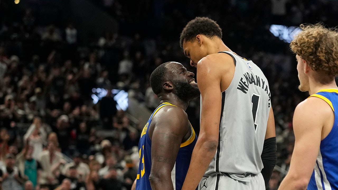 Victor Wembanyama ve Draymond Green smaç posterini hazırladıktan sonra birbirleriyle konuşuyorlar