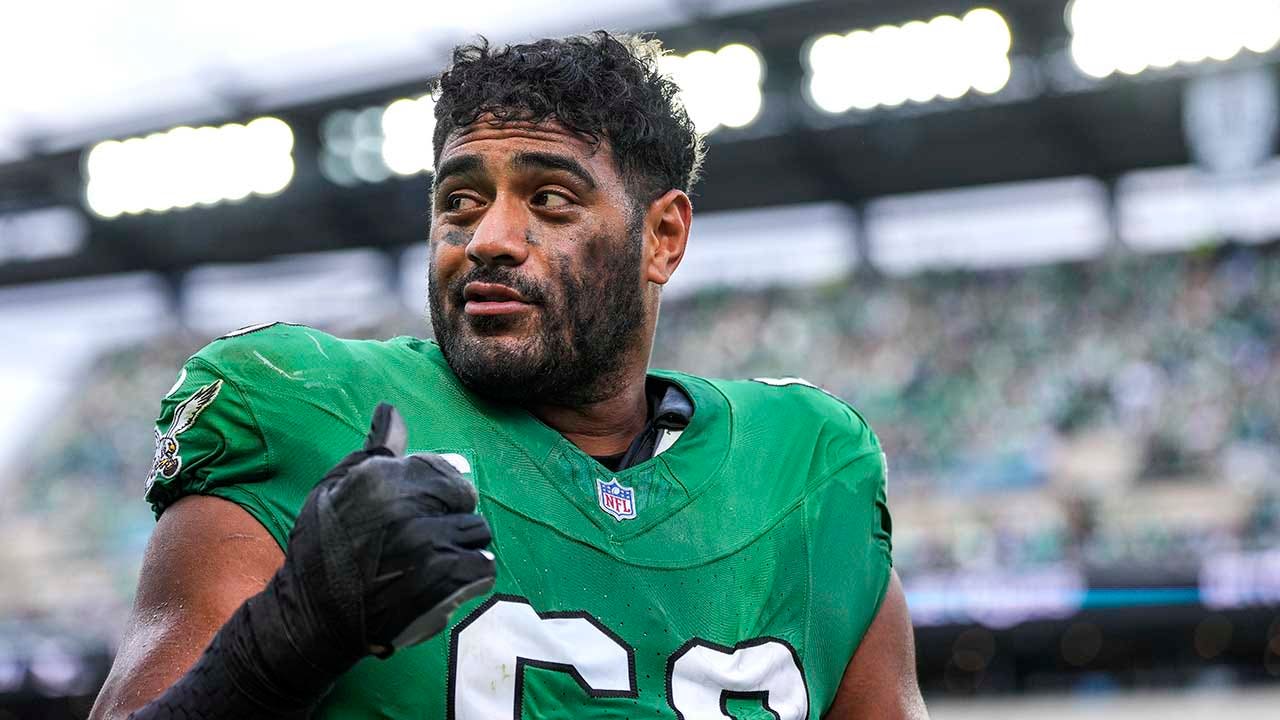 Eagles star Jordan Mailata politely interrupts reporter mid-question to enforce 'ladies first' policy