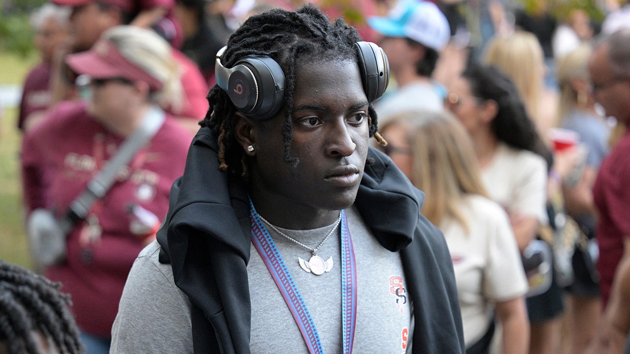 Pemain sepak bola FSU Ethan Pritchard bersatu kembali dengan tim setelah penembakan