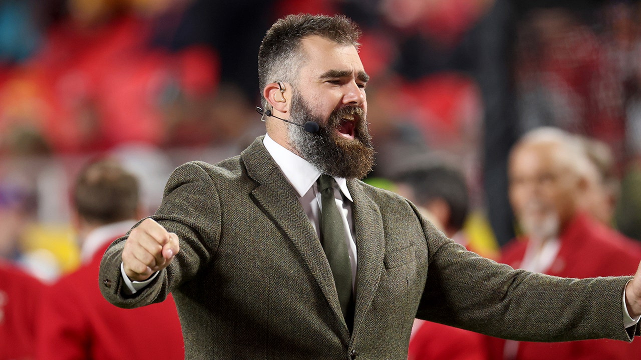 Jason Kelce bertelanjang dada dalam kompetisi mengencangkan perut sebelum pertandingan Eagles