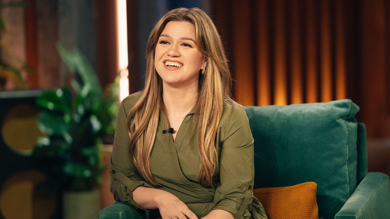 Kelly Clarkson rejects former manager’s plastic surgery advice with fiery comeback during Vegas residency