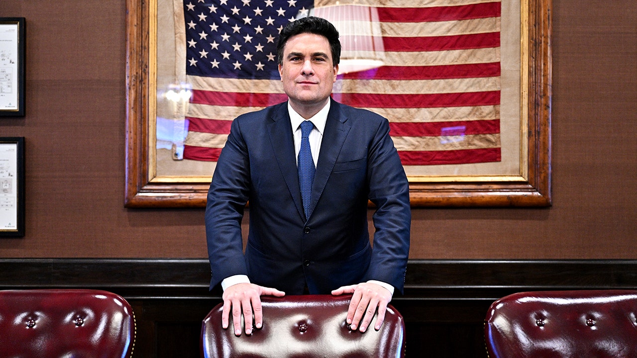 El posible sucesor de McConnell rompe los ‘respaldos de tierras’ antes del Día de Acción de Gracias