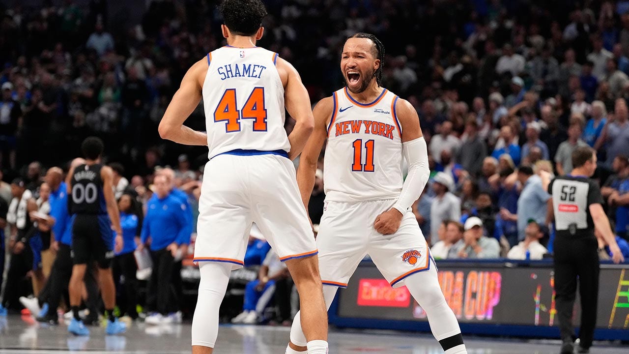 Knicks narrowly defeat Mavericks as offensive foul call in closing seconds sparks debate Knicks narrowly defeat Mavericks as offensive foul call in closing seconds sparks debate