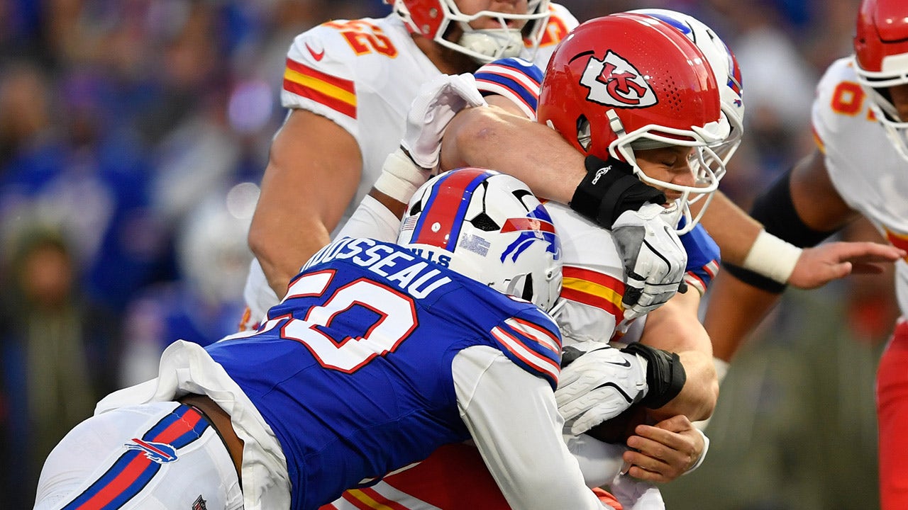 Bills keep Patrick Mahomes from throwing TD pass for first time in over year, Josh Allen score 3 TDs in win