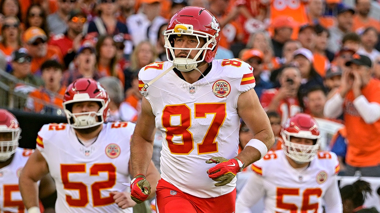 “Berita NFL: Travis Kelce dari Chiefs terlibat dengan bek Broncos”.