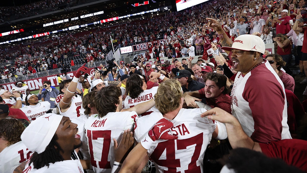 Oklahoma mengejutkan Alabama untuk bertahan dalam perburuan Playoff Sepak Bola Universitas