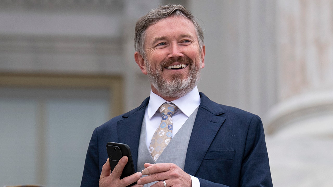 Rep. Thomas Massie maakt grappen te midden van de aanvallen van president Donald Trump