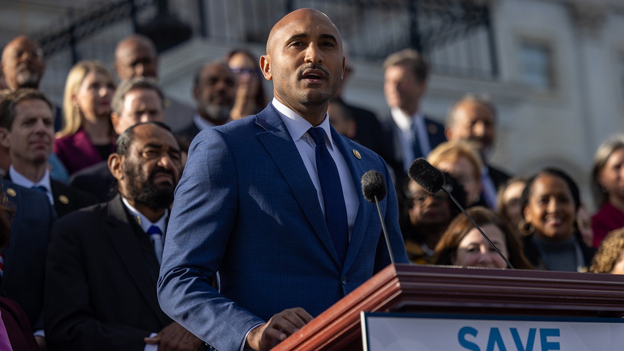 “لا حاجة لجراء الشرفة”: الديمقراطيون يقولون إن القاعدة منزعجة بشكل مبرر من صفقة الإغلاق