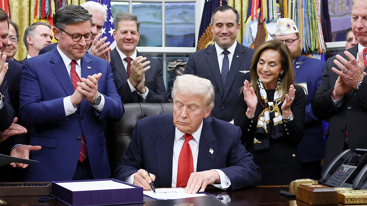 Trump signs bill ending longest government shutdown in US history and more top headlines Trump signs bill ending longest government shutdown in US history and more top headlines
