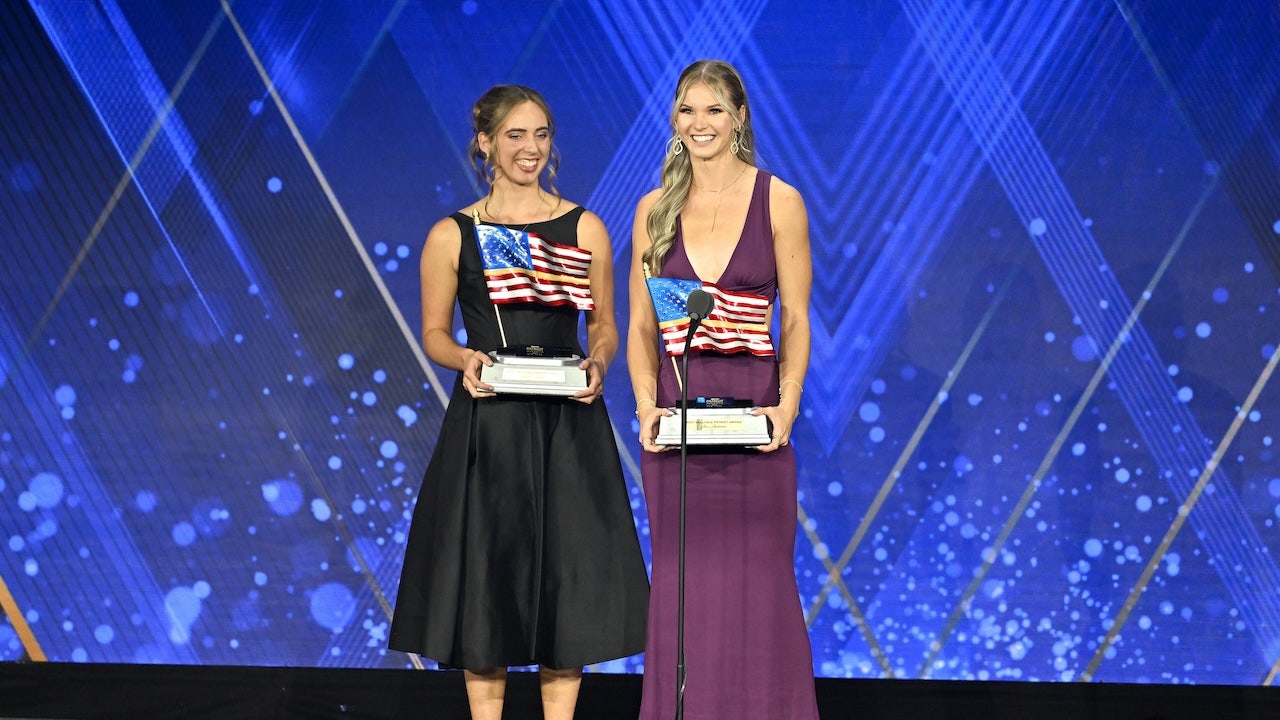 الرياضيون في ولاية أوريغون يسويون دعوى قضائية تتعلق بحرية التعبير بسبب احتجاجات المتحولين جنسيا