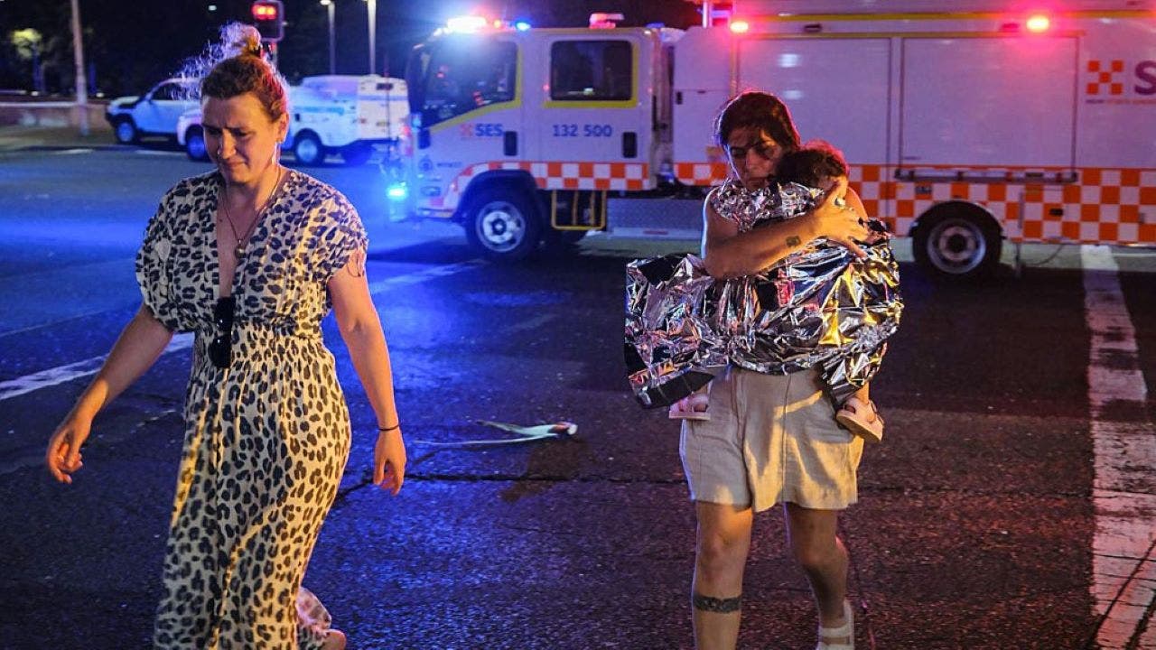 Australian bystander disarms suspected shooter in Australia Hanukkah attack Australian bystander disarms suspected shooter in Australia Hanukkah attack