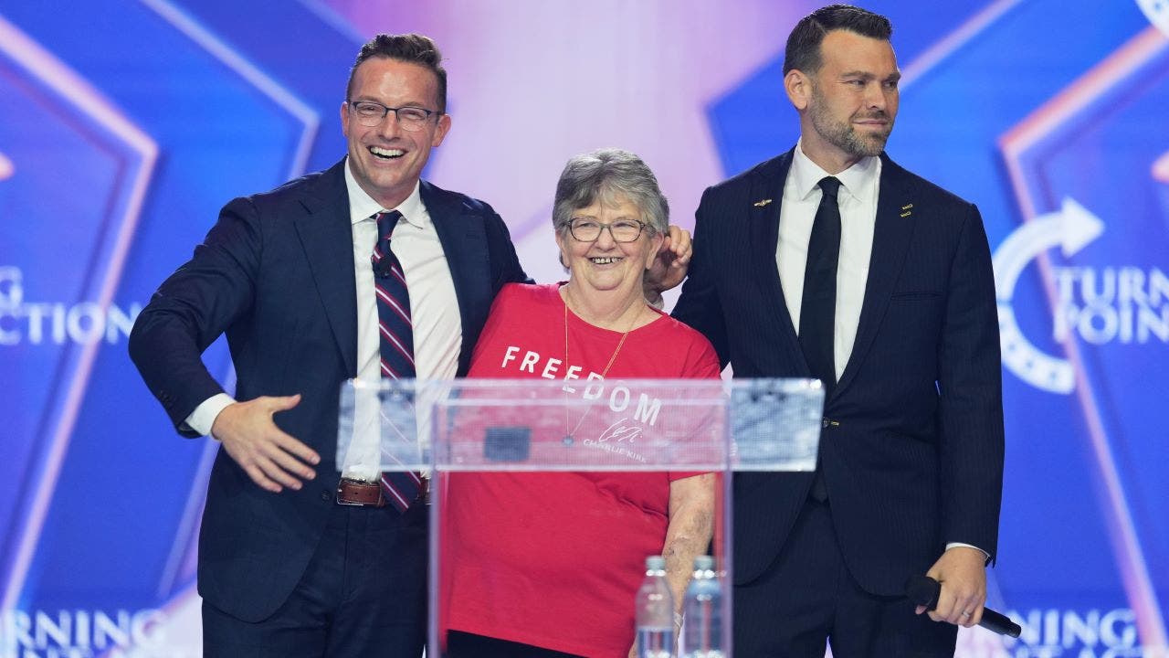 تشارلي كيرك هو موظف في Target تم تكريمه في Americafest بعد حادثة القميص