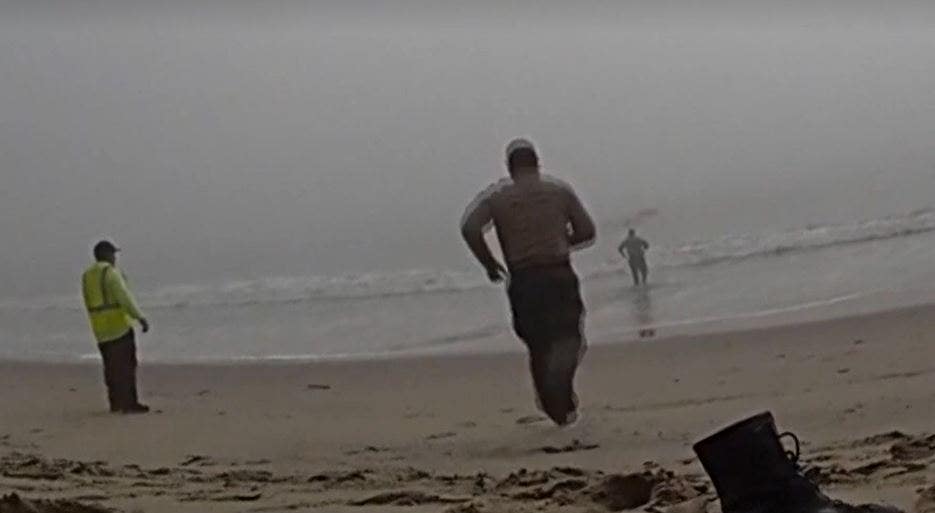 LA deputies caught on camera racing into foggy ocean to rescue disoriented paragliders LA deputies caught on camera racing into foggy ocean to rescue disoriented paragliders